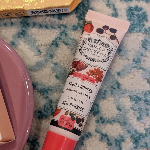 Beauty Gift Set Bundle Samples Hand Cream Ornament Lip Balm Gift Set NEW - Picture 2 of 6